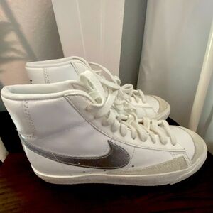 Nike Unisex Size 7 Blazer Mid 77